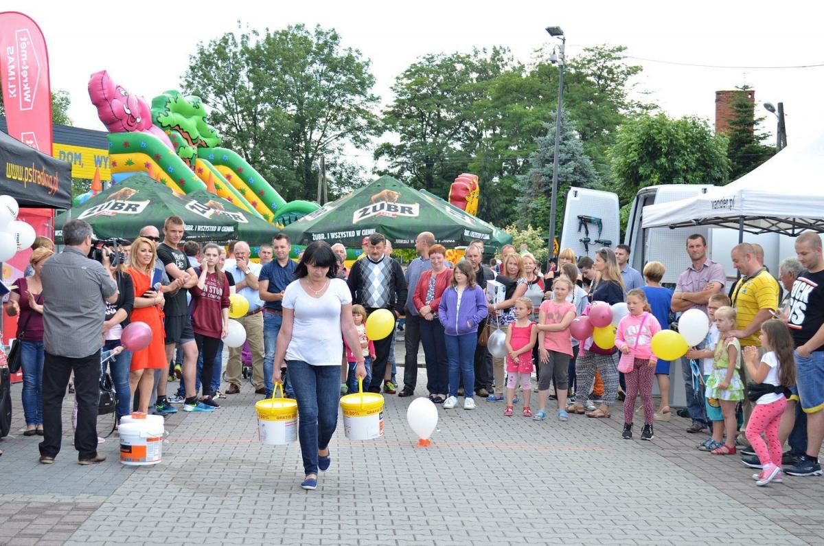 Zabawa w farmerów objuczonych ciężkimi wiadrami. Rywalizujący w tej konkurencji starali się pokonać jak najdłuższy dystans i nie upuścić ciężaru. <br/>fot.Aleksandra Białoń