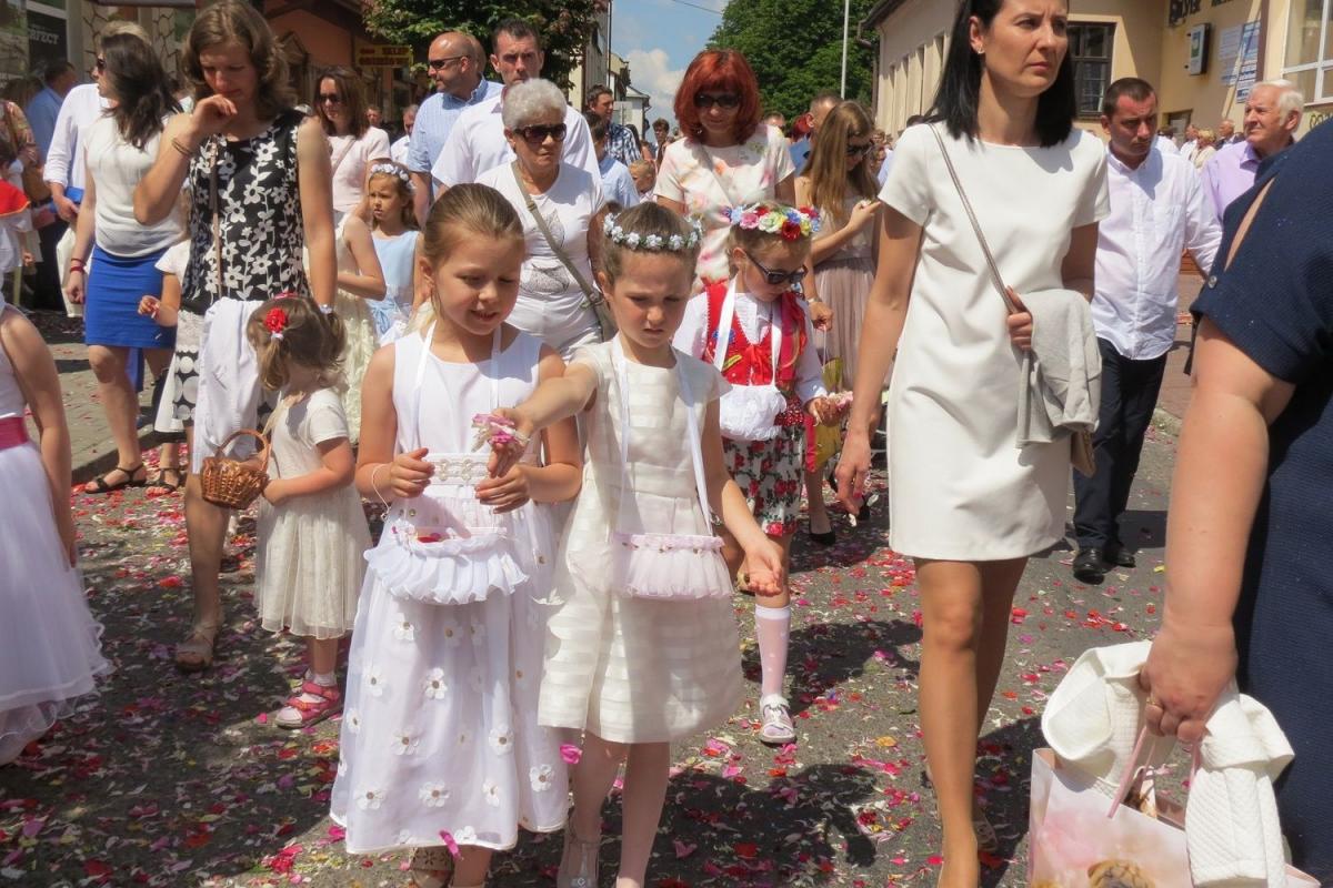 W uroczystościach licznie uczestniczyły dzieci, które kwiatami usłały barwny dywan na ulicach miasta. <br/>fot.Barbara Chmura