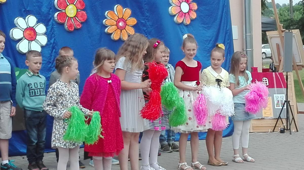 Na dobry początek uczniowie zaprezentowali program artystyczny, którym wyrazili swoją wdzięczność rodzicom za ich miłość i trud wychowania.<br/>fot.ze zbiorów własnych