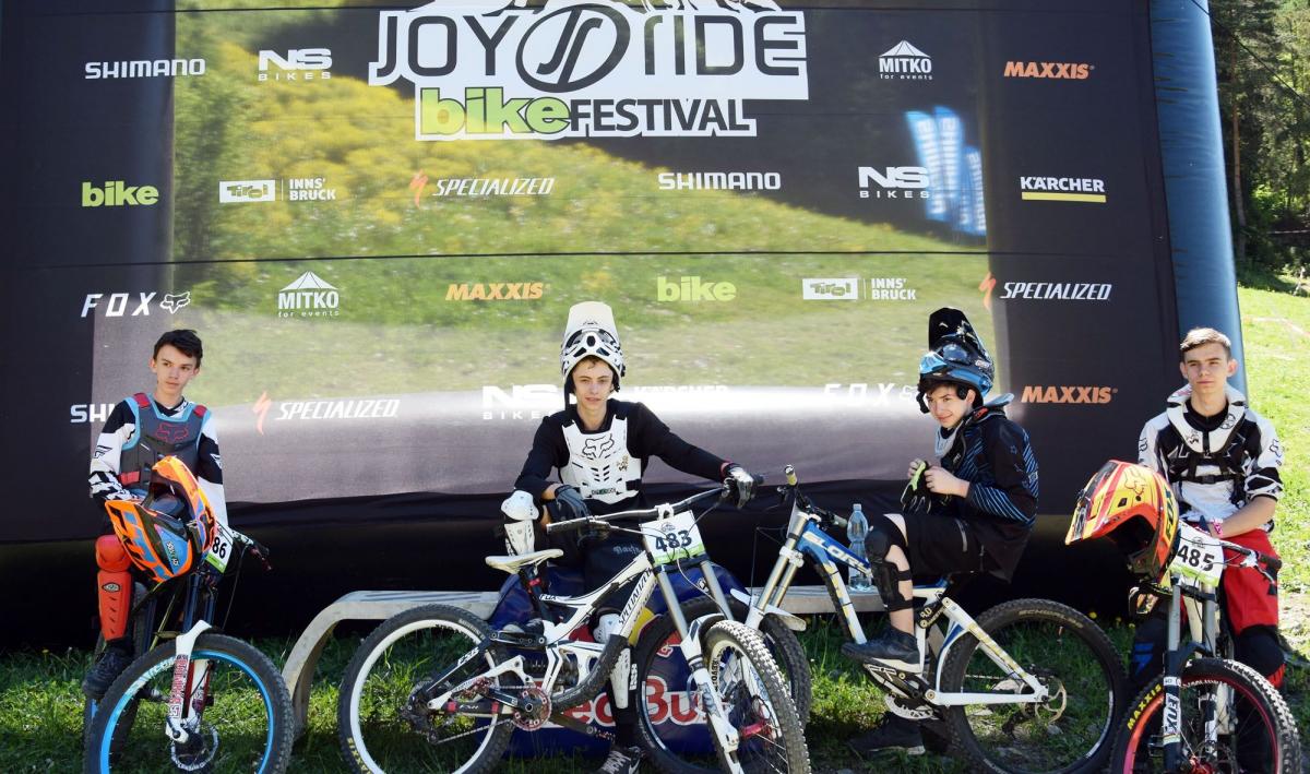 Czwórka młodych przemyślan: Krystian Kruk, Damian Wojtowicz, Mikołaj Marchwiany i Patryk Skrzat wystartowała w największej w Polsce bike’owej imprezie rowerowej, czyli „Joy Ride Festiwal” w Kluszkowcach.<br/>fot.ze zbiorów własnych