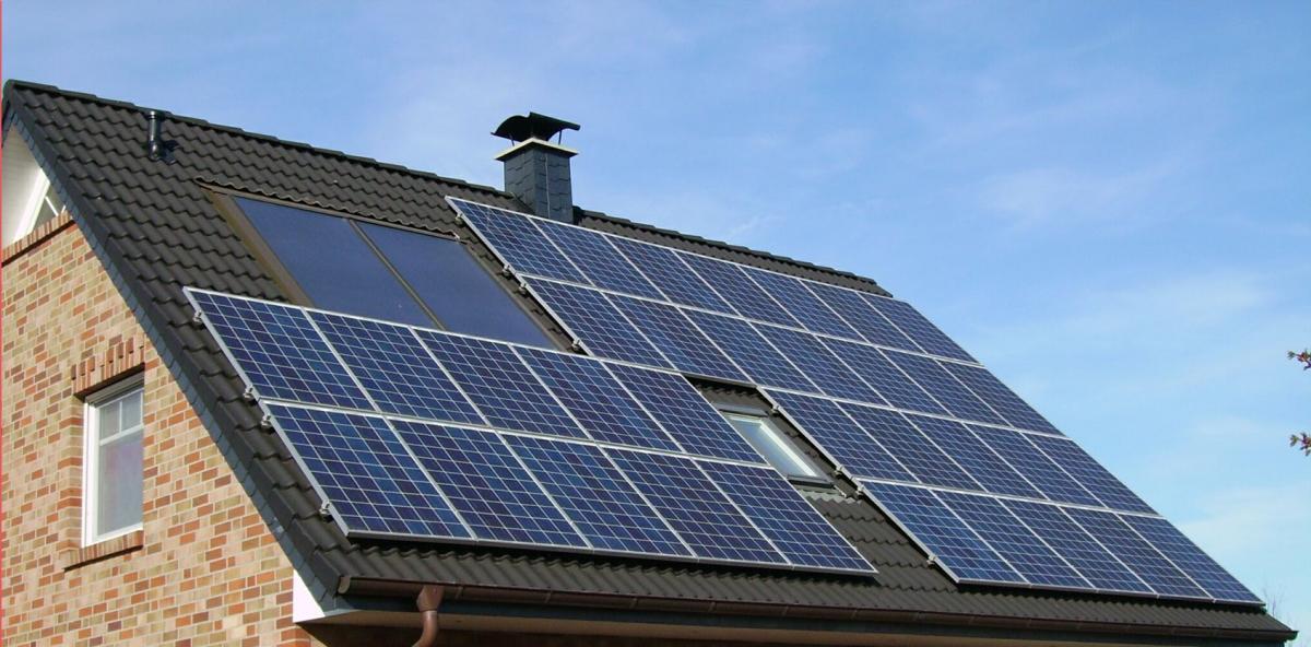 Panele fotowoltaiczne pozwalają na obniżenie rachunków za energię elektryczną.<br/>fot.ze zbiorów własnych