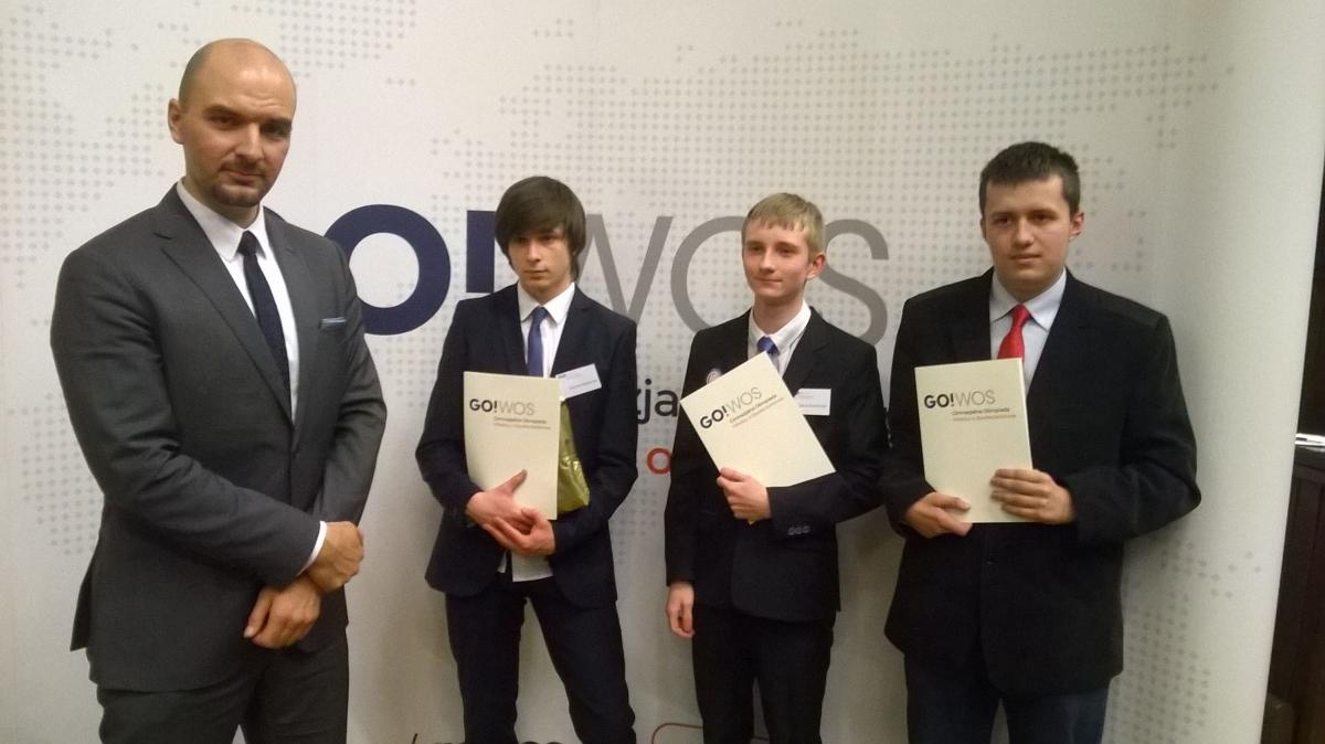 Szkoła Główna Handlowa w Warszawie. Finał II edycji Gimnazjalnej Olimpiady Wiedzy o Społeczeństwie. Prof. dr hab. Krzysztof Kozłowski z SGH wspólnie z przemyskimi laureatami: Dominikiem Bachurskim, Jakubem Kowalczykiem i Michałem Dyrdą.<br/>fot.ze zbiorów własnych