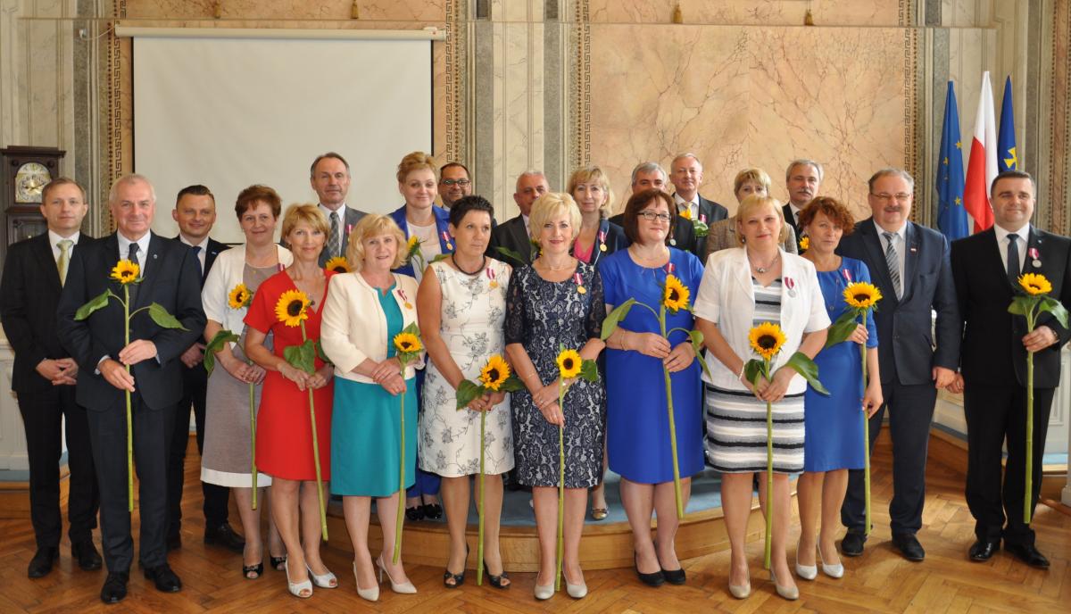 Nagrodzeni pracownicy Urzędu Miejskiego w Przemyślu na wspólnym zdjęciu.<br/>fot.Agata Czereba / UM Przemyśl