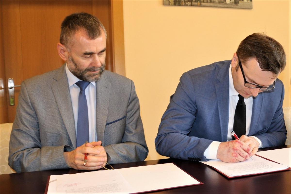 Adam Tomaszewski (po lewej), dyrektor ZSTiO oraz Rafał Magryś z Exatel zapewniają, że uczniowie nowego kierunku będą mieli odpowiednie zaplecze pratktyczne.