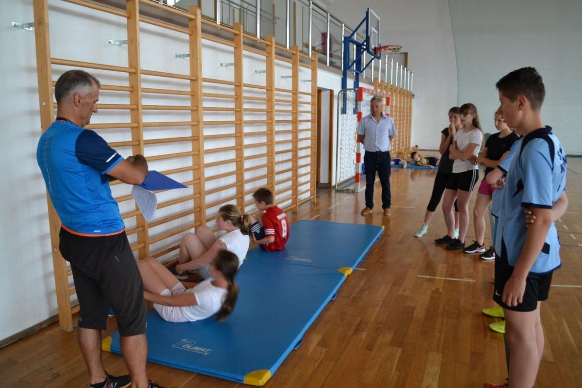 W jednym z etapów konkursu uczestnicy wykonywali ćwiczenia i brali udział w zabawach lekkoatletycznych.<br/>fot.Barbara Zięba 