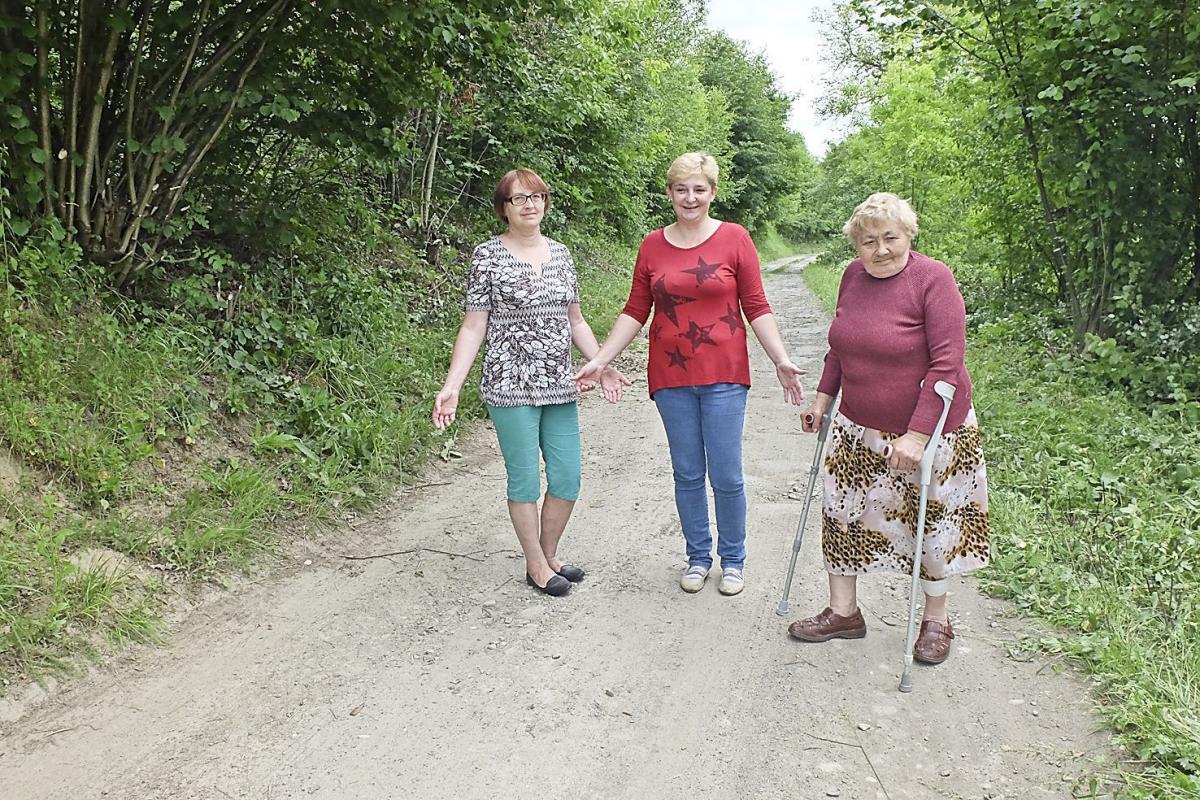 – Mieszkamy w buszu – mówią panie Maria, Agata i Wanda.<br/>fot.Jacek Szwic