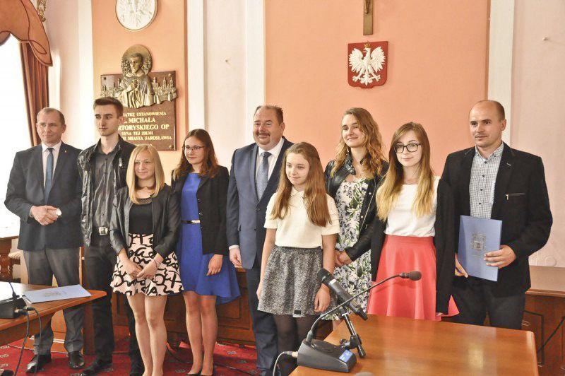 Część reprezentacji łuczniczej klubu UKS Tramp z burmistrzem Jarosławia Waldemarem Paluchem.<br/>fot.UM Jarosław