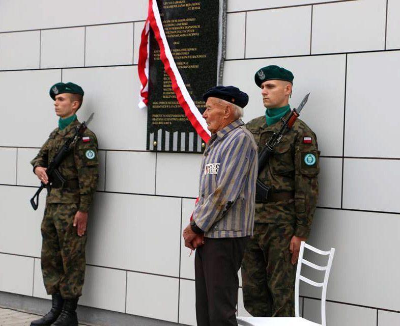 Tablicę odsłonił m.in. Kazimierz Kopeć, ostatni żyjący jarosławski więzień obozu koncentracyjnego (drugi z prawej).<br/>fot.Ł. Borysiuk