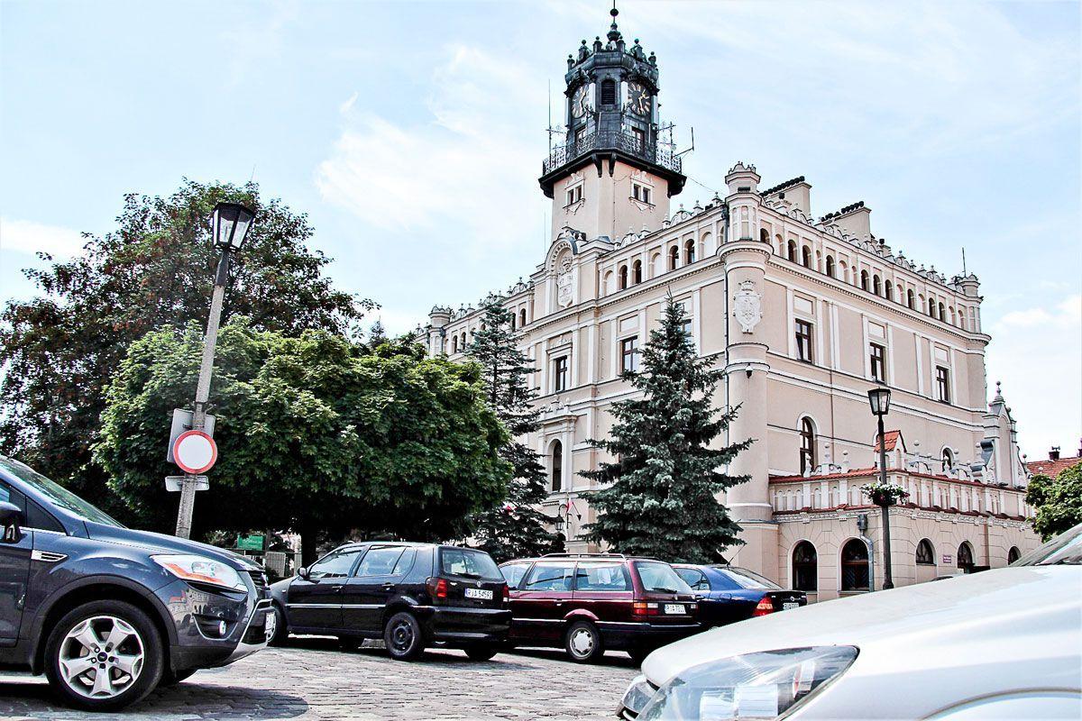 Obecnie cały Rynek zapełniają samochody. Jedni zaparkowali zgodnie z przepisami, inni je złamali.<br/>fot.Roman Kijanka