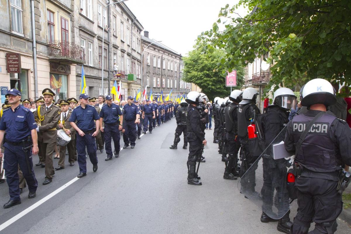 W newralgicznych miejscach procesję zabezpieczał podwójny kordon policji.<br/>fot.Jacek Szwic