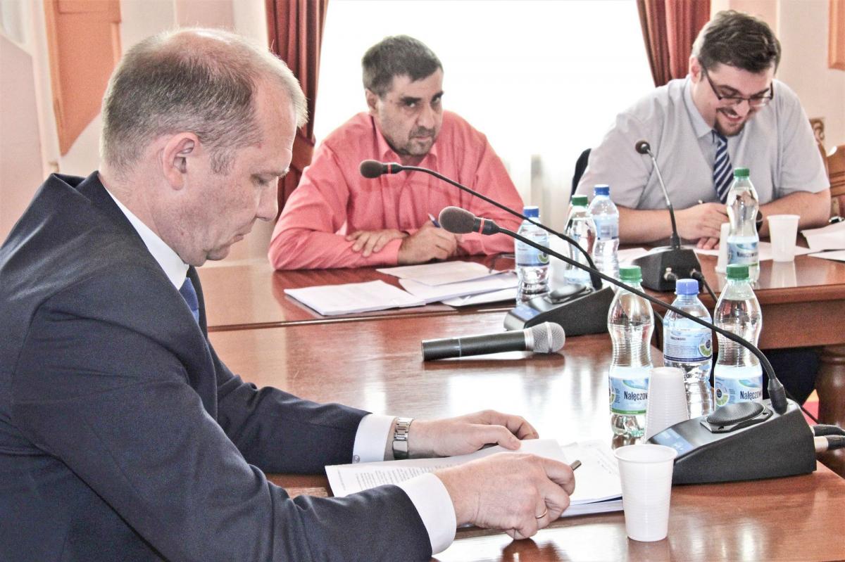 Dariusz Tracz, zastępca burmistrza Jarosławia, zajmujący się na co dzień sprawami społecznymi i oświatowymi, musiał się zmierzyć z pytaniami radnych dotyczącymi budżetu.<br/>fot.Roman Kijanka