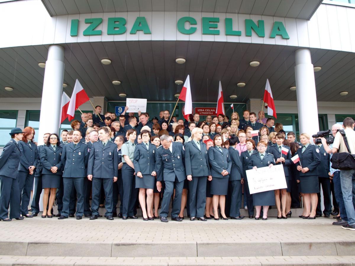 Pracownicy Izby Celnej w Przemyślu protestowali dokładnie rok temu przeciwko likwidacji ich formacji. Widocznie bardzo dobrze wiedzieli, co będzie ich czekać... Nie mylili się.<br/>fot.Mariusz Godos