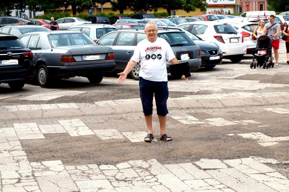– To miejsce szumnie zwane jest płatnym parkingiem. Ta nazwa to niewiarygodna bzdura. Pytam, czy ktoś z szanownych rajców z panem prezydentem na czele widział w życiu prawdziwy parking i to w dodatku płatny? Stwierdzam z całym przekonaniem, że nie! – uważa Ryszard Gawlik.<br/>fot.Mariusz Godos