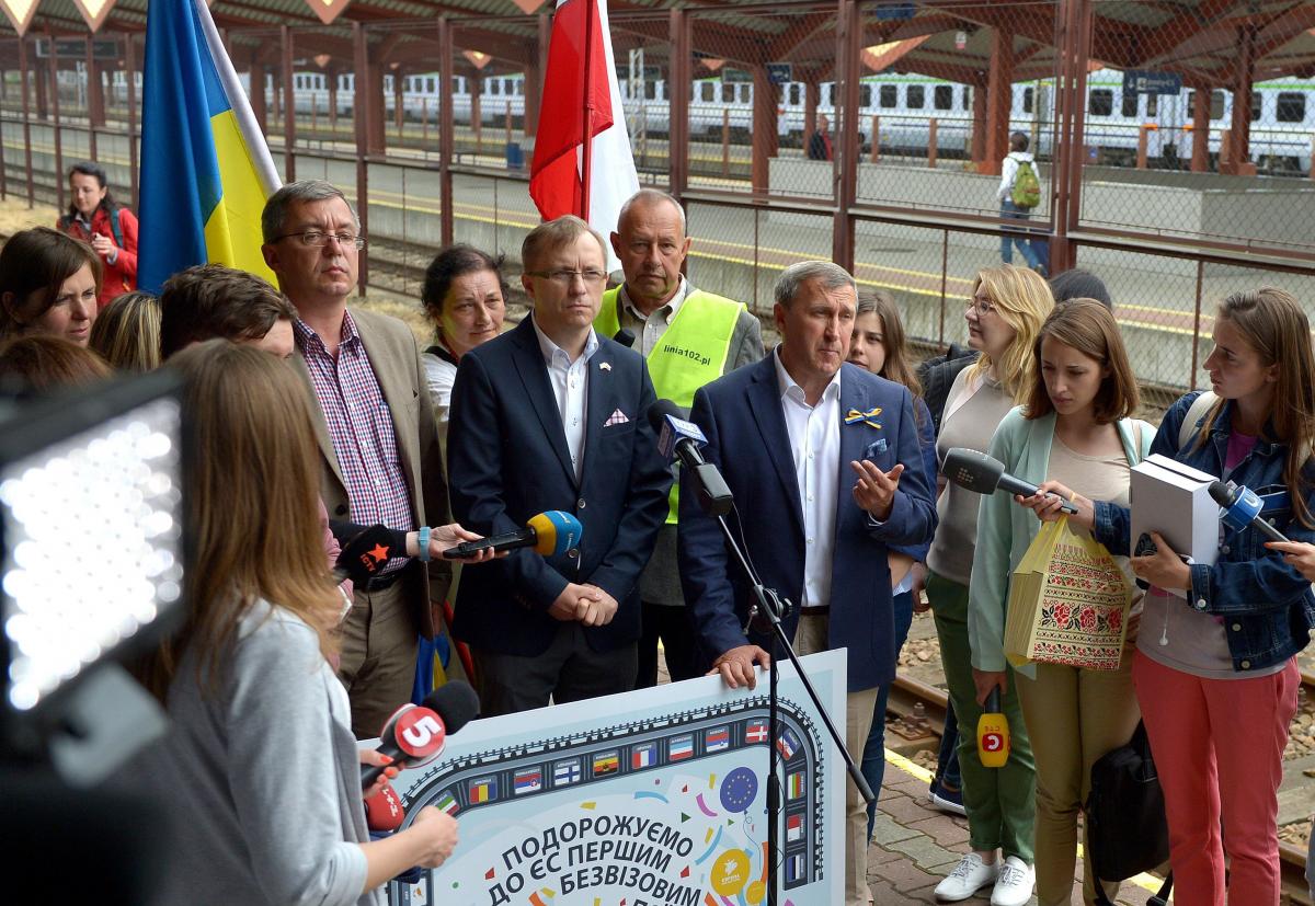 W niedzielne, 11 bm. popołudnie do Przemyśla przyjechał kursujący regularnie od kilku miesięcy, ale tym razem pierwszy „bezwizowy” pociąg z Kijowa. Wśród witających jego pasażerów był Andrij Deszczycia, ambasador Ukrainy w Polsce i Grzegorz Hayder, zastępca prezydenta Przemyśla<br/>fot.zbiory własne