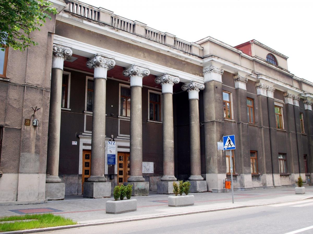Zarówno od strony ulicy Mickiewicza, jak i od zaplecza kompleksu budynek wyglądał bardzo źle. Niebawem to się zmieni.<br/>fot.Mariusz Godos