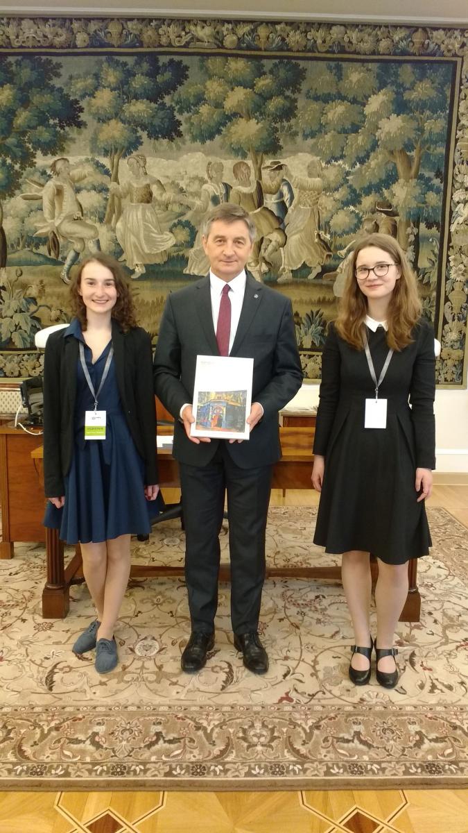 Zuzanna Szott (z prawej) i Wiktoria Kaszelny w towarzystwie marszałka Marka Kuchcińskiego.<br/>fot.ze zbiorów własnych