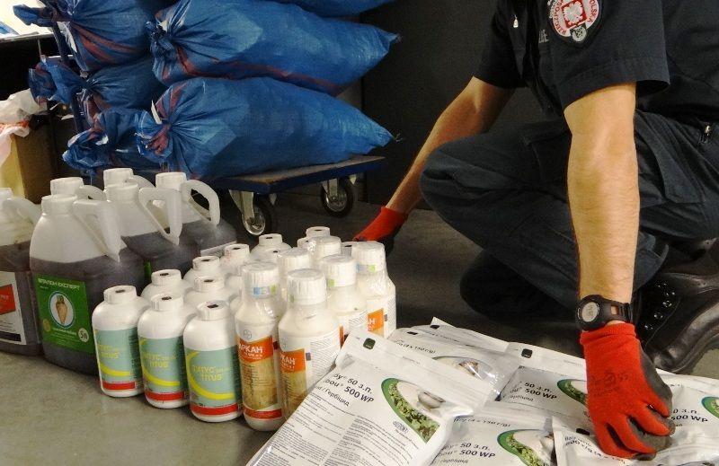 Przemycane pestycydy najczęściej wykrywane są w bagażach, zbiornikach
paliwa, bagażnikach czy  skrytkach konstrukcyjnych pojazdów.<br/>fot.Podkarpacki Urząd Celno-Skarbowy