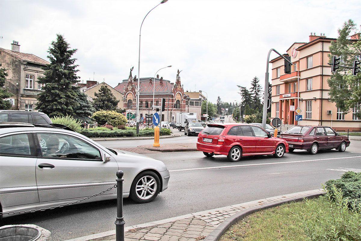 Wydłużone skrzyżowanie z ruchem okrężnym sięgnie po widoczny w tle budynek „Sokoła”.<br/>fot.Roman Kijanka