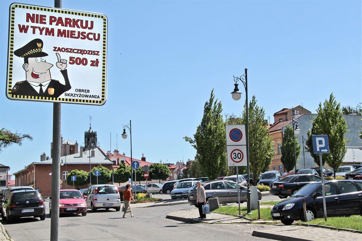 Warto się zastanowić nad umieszczeniem podobnych ostrzeżeń w innych punktach starego miasta.<br/>fot.Roman Kijanka