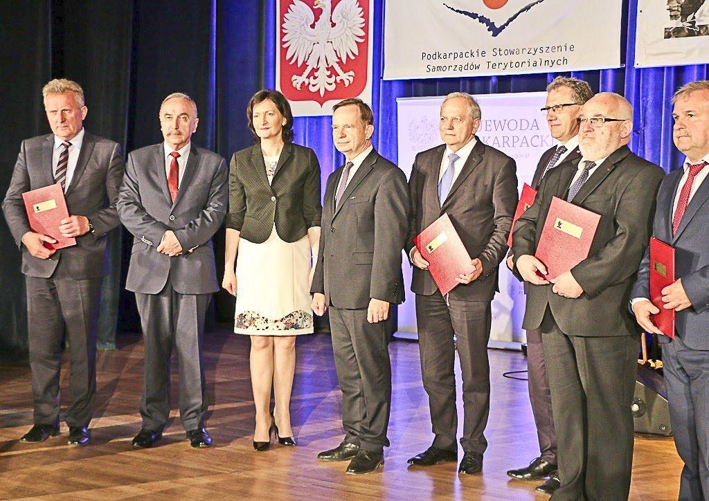 Starosta jarosławski Tadeusz Chrzan (trzeci z prawej) w gronie wyróżnionych razem z marszałkiem Władysławem Ortylem i wojewodą Ewą Leniart.<br/>fot.PUW Rzeszów