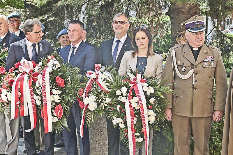 Uroczystości rozpoczęły się pod pamiątkową tablicą poświęconą uczestnikom misji pokojowych, umieszczoną na ratuszu.<br/>fot.UM Jarosław