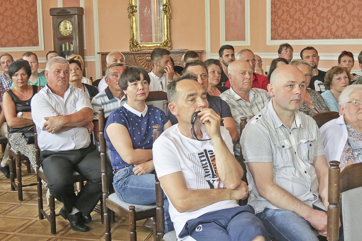 Wśród mieszkańców dało się zauważyć żywe zainteresowanie problemem i chęć znalezienia rozwiązania, które powstrzymałoby inwestycję.<br/>fot.Barbara Chmura