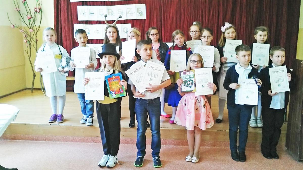 Pamiątkowe zdjęcie uczestników konkursu „Najpiękniejsze wiersze mojego dzieciństwa”.