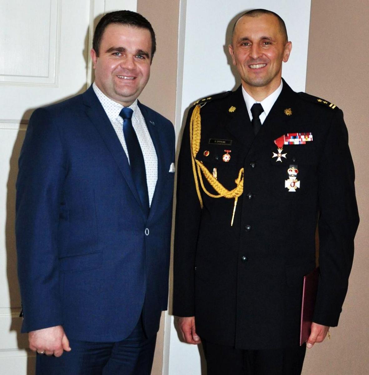 Sekretarz miasta Przemyśla Dariusz Łapa (z lewej, obok zastępca komendanta wojewódzkiego Państwowej Straży Pożarnej w Rzeszowie) od 1 czerwca br. pełni obowiązki naczelnika Wydziału Komunikacji, Transportu i Dróg UM w Przemyślu.<br/>fot.ze zbiorów własnych