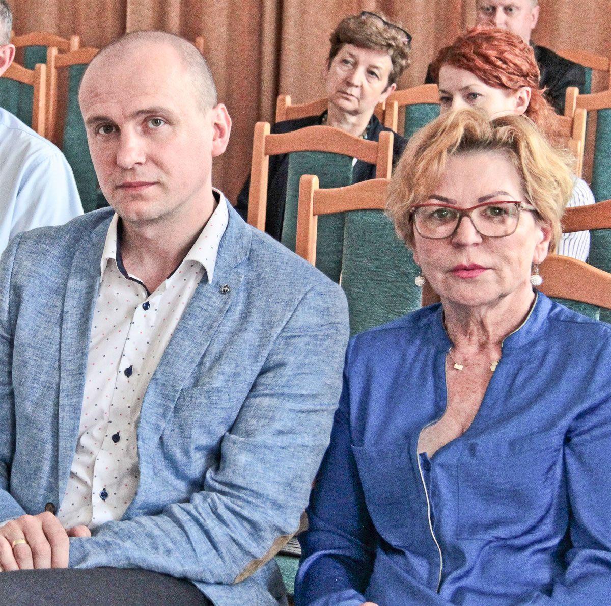 Lucyna Paulo i Łukasz Piś, dyrektor powstającego Zespołu Szkół Innowacyjnych uważają, że wprowadzane zmiany pozwolą na lepsze dostosowanie szkoły do oczekiwań.<br/>fot.Roman Kijanka
