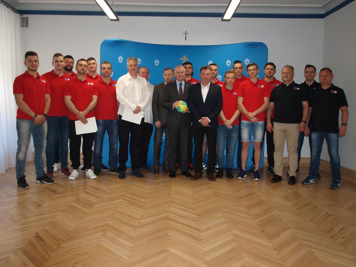 Wicemistrzowie jednej z dwóch grup I ligi piłki ręcznej SRS Czuwaj z wizytą w przemyskim magistracie.<br/>fot.Mariusz Godos