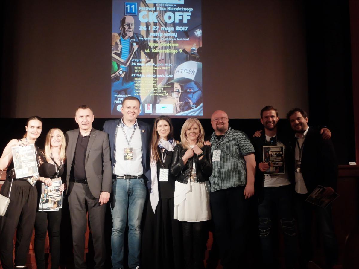 Nagrodzeni i wyróżnieni w 11. edycji CK OFF wspólnie z organizatorami festiwalu.<br/>fot.Ireneusz Janion