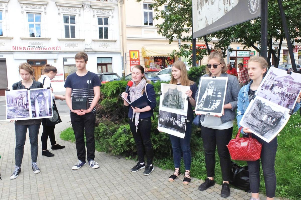 Uczniowie Zespołu Szkół Ogólnokształcących nr 2 w Przemyślu zaczynają wycieczkę po żydowskim Przemyślu.<br/>fot.Jacek Szwic