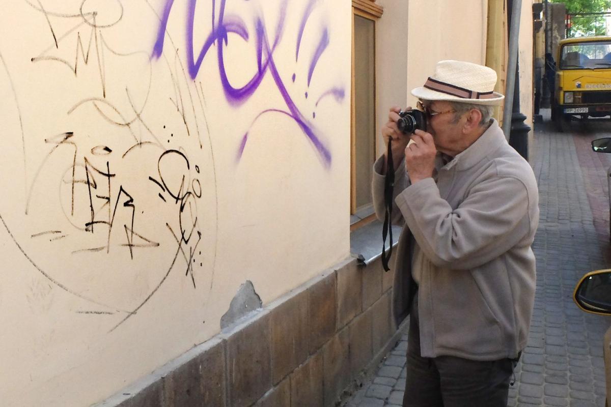 Pan Leopold podczas spacerów nie rozstaje się z aparatem i dokumentuje wulgarne napisy, które szpecą miasto.<br/>fot.Jacek Szwic
