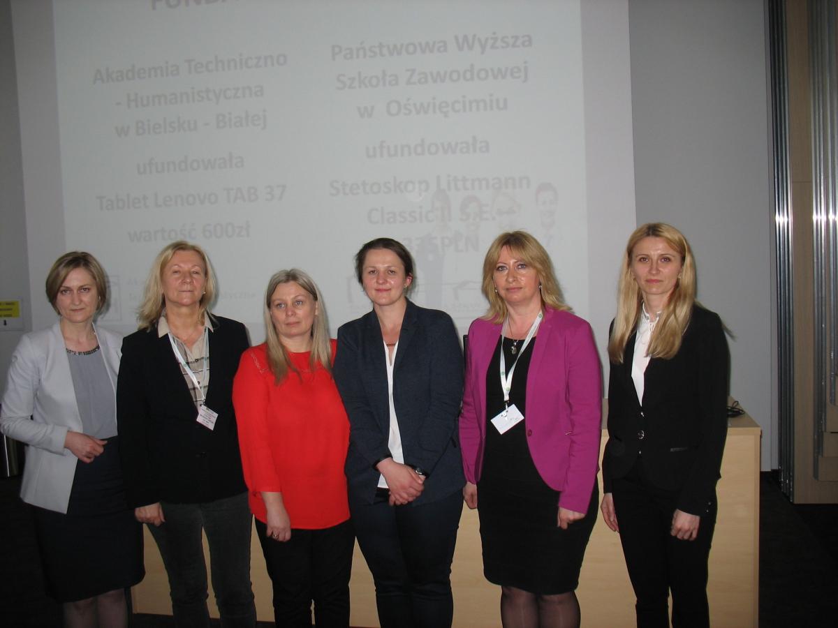 Katarzyna Gronowska i Małgorzata Kot (w środku) razem z organizatorkami olimpiady.<br/>fot.PWSTE w Jarosławiu