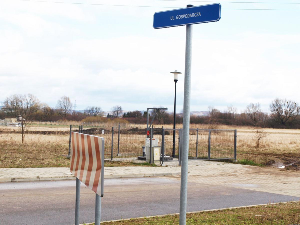 Absurd całej sytuacji pogłębia fakt, że mimo wydatkowania (nieprawidłowego) na uzbrojenie terenu ponad 20 mln zł w strefie ekonomicznej wciąż hula wiatr...<br/>fot.Mariusz Godos