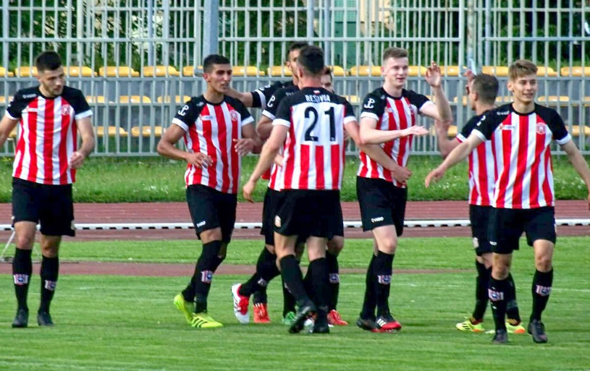 Autorem pierwszej bramki dla Resovii w 21. min spotkania na stadionie przy ul. Wyspiańskiego w Rzeszowie był były gracz JKS 1909 Jarosław Dziedzic (drugi z lewej).<br/>fot.Dominik Budzowski