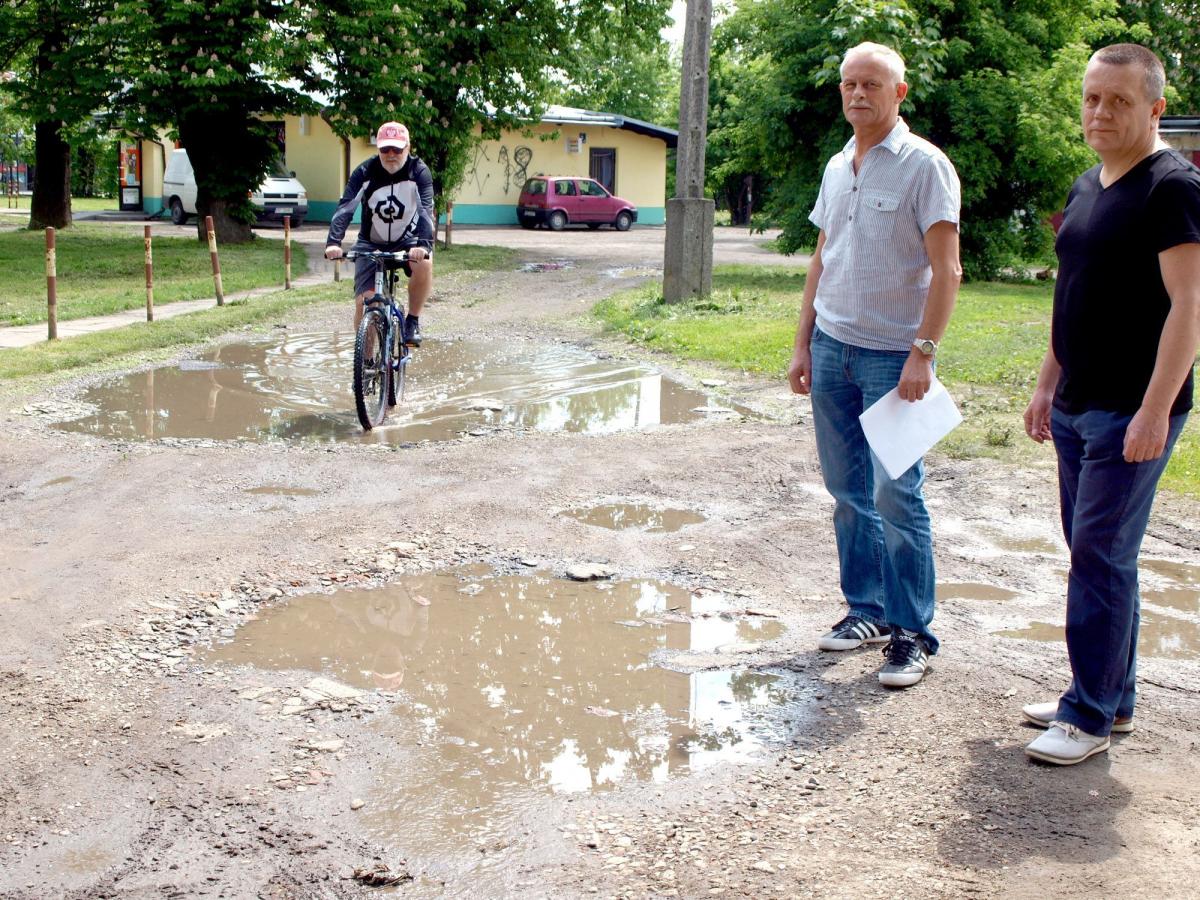 – Łataliśmy i łatamy te dziury we własnym zakresie. Kupowaliśmy żwir, rozrzucaliśmy go. Ale to była i jest syzyfowa praca. Każdy większy opad deszczy wszystko wypłukuje. Wówczas dokładamy żwir, a tym samym podnosimy poziom drogi – twierdzą mieszkańcy osiedla przy ul. Batorego. Od prawej: Mirosław Ka