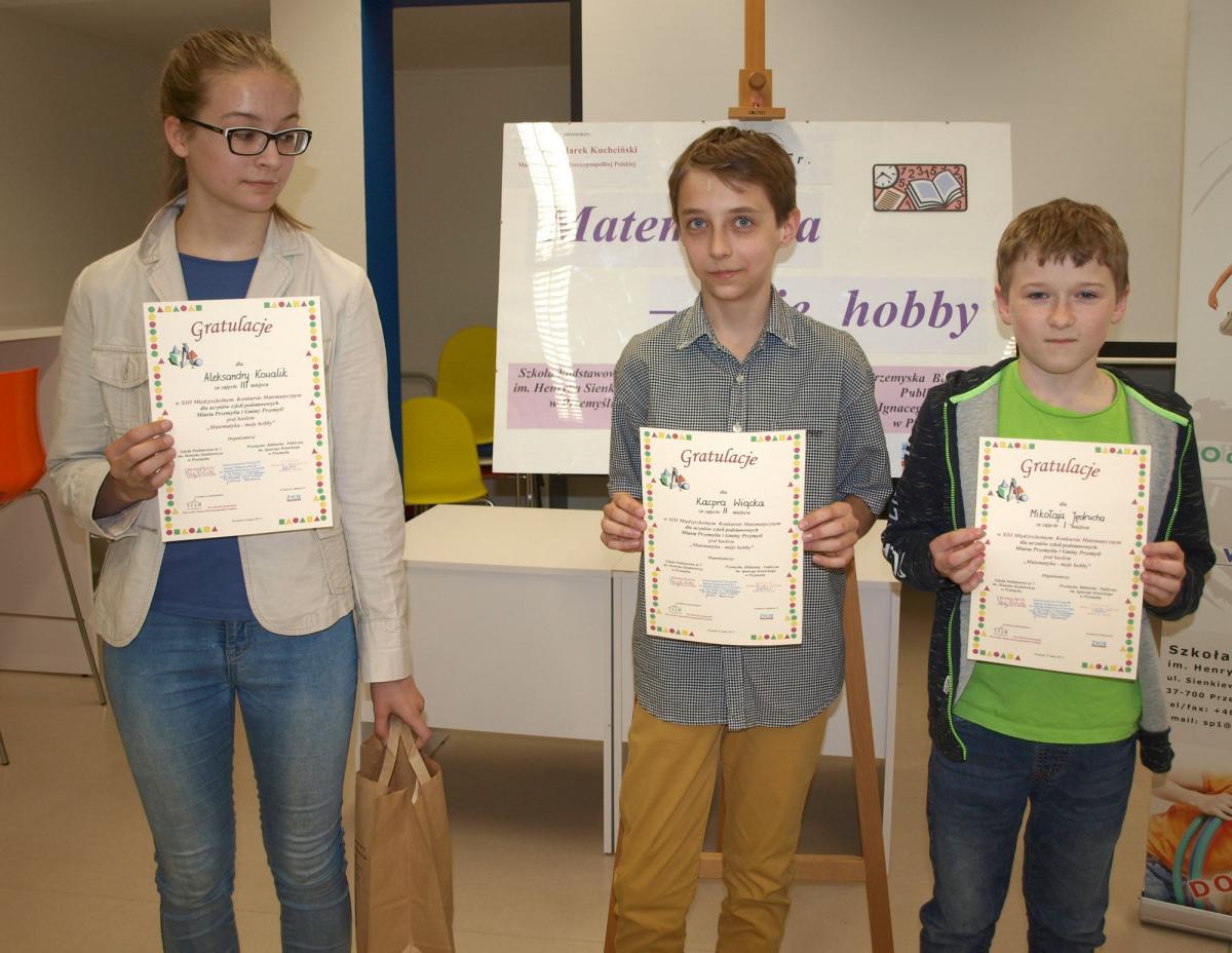 Zdobywcy trzech pierwszych miejsc w konkursie. Od prawej: Mikołaj Jędruch, Kacper Wiącek i Aleksandra Kowalik.<br/>fot.Mariusz Godos