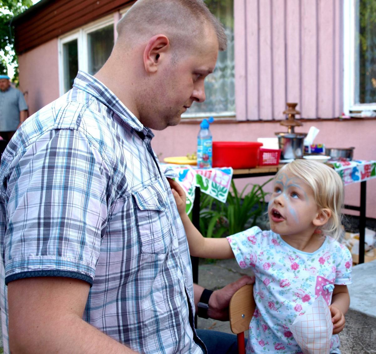 W zabawie uczestniczyli i młodsi, i starsi.<br/>fot.Mariusz Godos