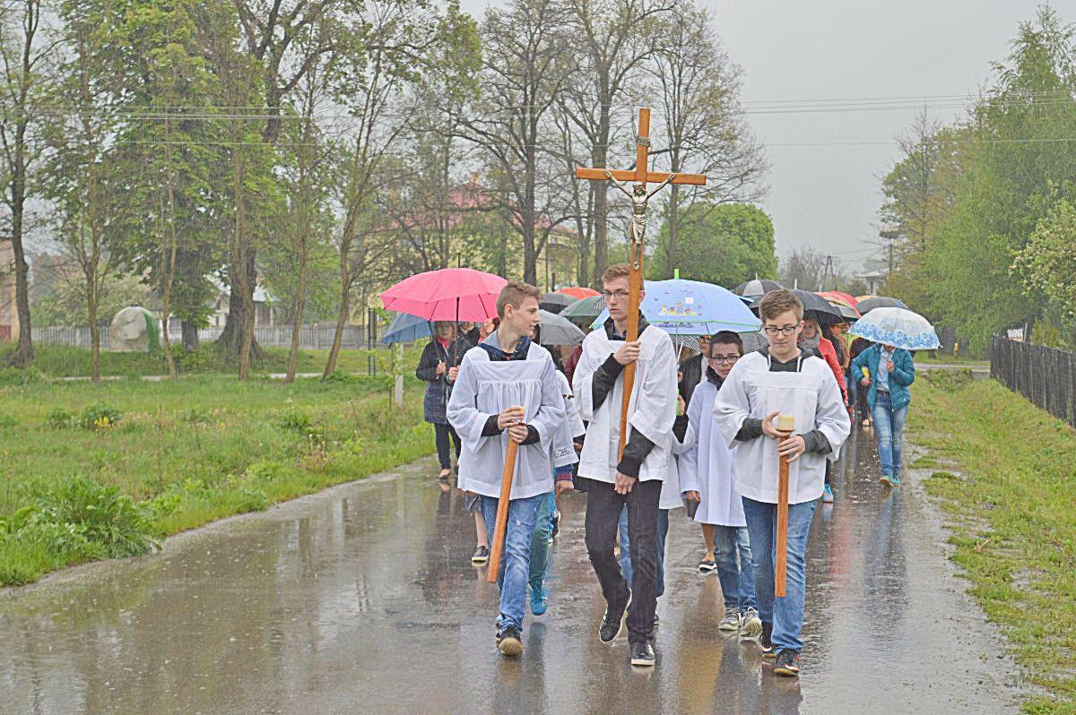Mimo padającego deszczu udali się w procesji do kapliczki Matki Boskiej Fatimskiej w pobliskim lesie. Robią tak od ponad 20 lat.<br/>fot.Adam Halwa