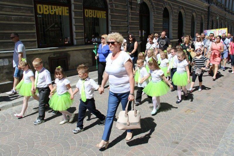 Kolorowo i radośnie wyrażali swoje poparcie dla idei integracji europejskiej.<br/>fot.UM Jarosław