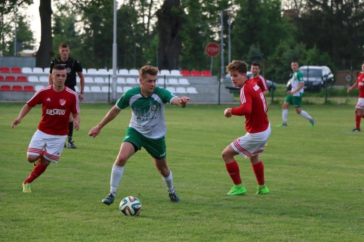 Michał Daniel (z prawej) zdobył jedną z bramek dla KS Wiązownica w meczu z Głogovią.<br/>fot.Natalia Styś