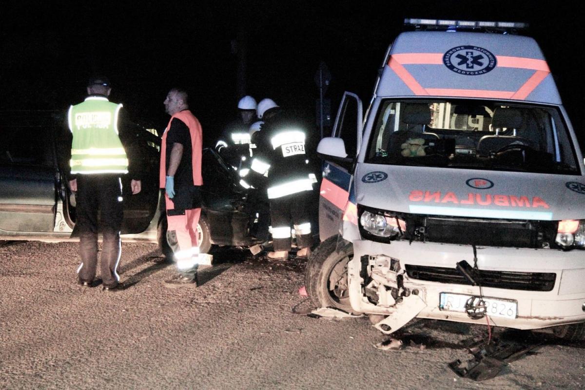 Zderzenie scenica z ambulansem wyglądało dramatycznie. Na szczęście nie spowodowało poważniejszych obrażeń u uczestników<br/>fot.Roman Kijanka
