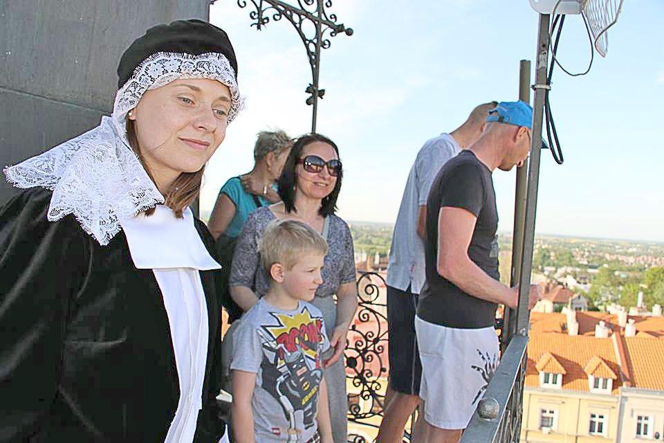 Zwiedzającym towarzyszyły postaci przypominające historię Jarosławia.<br/>fot.UM Jarosław