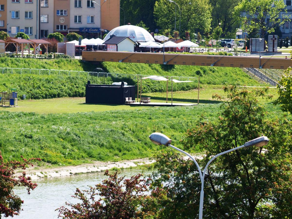 Dwa boiska do siatkówki plażowej mają powstać tuż obok kładki pieszo-rowerowej i popularnej w mieście „SANówy”.<br/>fot.Mariusz Godos