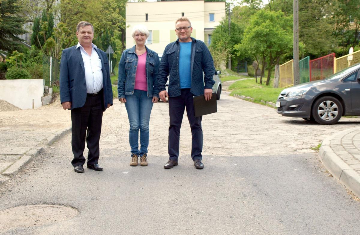 Ulica Czachowskiego jest uciążliwa i niebezpieczna przez fakt, że na długości ok. 30 m jest bardzo wąska. Nie ma możliwości, aby dwa jadące w przeciwnym kierunku samochody się wyminęły. Jeden musi wjechać na chodnik, po którym drepczą do przedszkola maluchy z rodzicami. Od lewej: szef Zakładu Pogrze