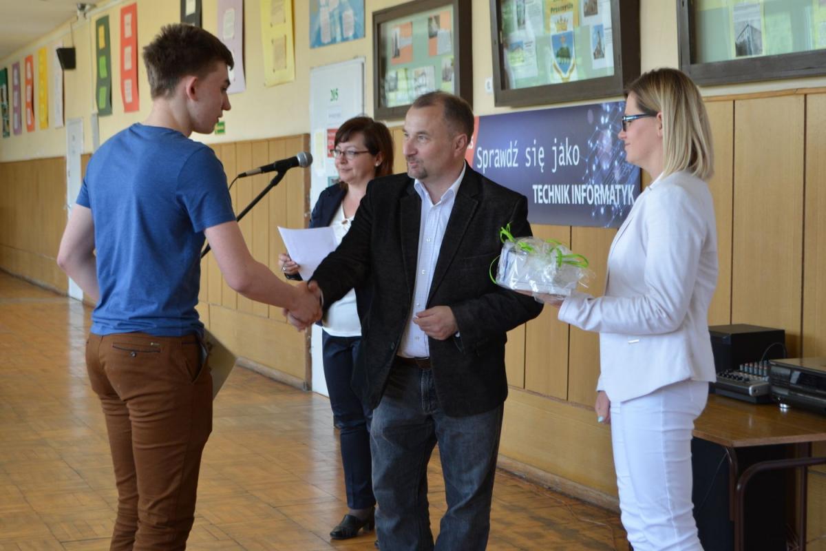 Dyrektor Robert Rybak i przedstawicielka Firmy ZETO – sponsora głównej nagrody konkursu – wręczają nagrody zwycięzcy.