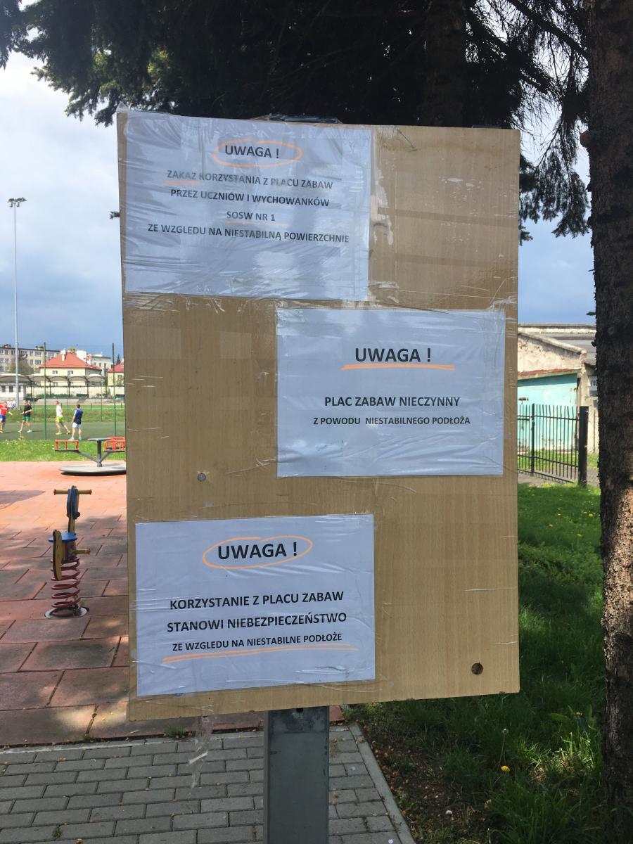 Tak obecnie wygląda plac zabaw. Nawierzchnia została fatalnie ułożona i nadaje się tylko na śmietnik. Stąd na razie plac jest nieczynny.<br/>fot.ze zbiorów własnych