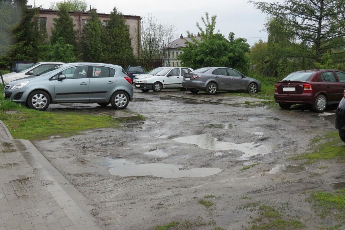 Miasto nie może przeprowadzić na działce żadnych prac, które ułatwiłyby życie kierowcom, ponieważ jest ona własnością Skarbu Państwa, oddaną w wieczyste użytkowanie PKP.<br/>fot.Barbara Chmura