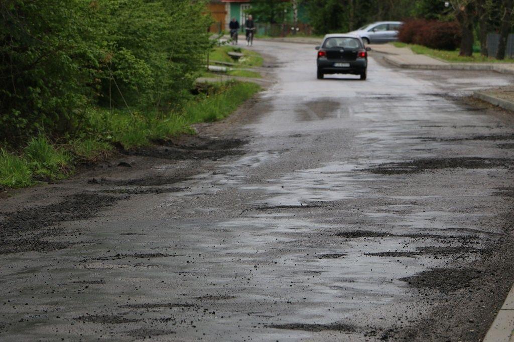 Dzisiaj droga na Pawłosiów nie bardzo przypomina powiatową trasę pozwalającą skrócić dojazd do autostrady.